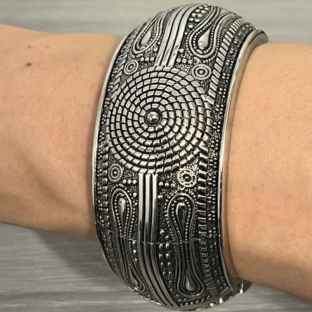 Boho Silver Hinged Bangle Bracelet with Abstract Design, Paisley Print